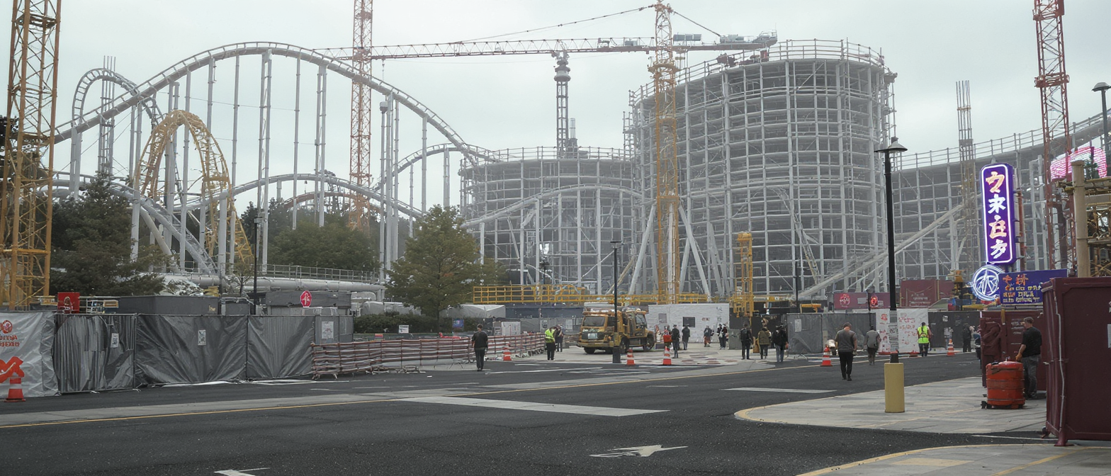 d&eacute;couvrez comment les parcs d'attractions s'engagent dans une course effr&eacute;n&eacute;e &agrave; l'agrandissement, avec des investissements colossaux pour offrir des exp&eacute;riences toujours plus spectaculaires et attirer un public grandissant.