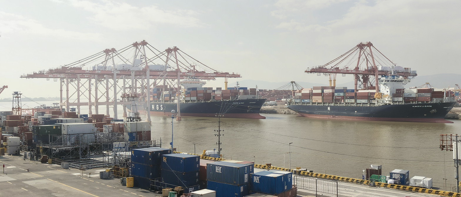 le panama reprend la gestion de deux ports strat&eacute;giques pr&eacute;c&eacute;demment exploit&eacute;s par ck hutchison, renfor&ccedil;ant ainsi son contr&ocirc;le sur le canal de panama et son r&ocirc;le en tant que plaque tournante du commerce maritime.