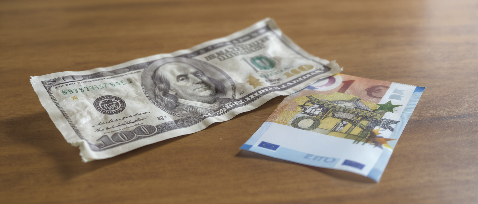 analyse des tensions mon&eacute;taires actuelles avec un dollar en baisse et un euro en pleine ascension, impactant les march&eacute;s financiers et l'&eacute;conomie mondiale.