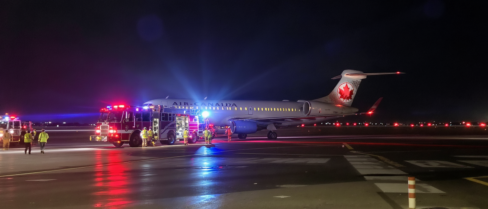 collision tragique &agrave; l'a&eacute;roport laguardia : un avion et un v&eacute;hicule de secours s'entrechoquent, provoquant la fermeture temporaire du trafic a&eacute;rien &agrave; new york. d&eacute;couvrez les circonstances et les impacts de cet incident.