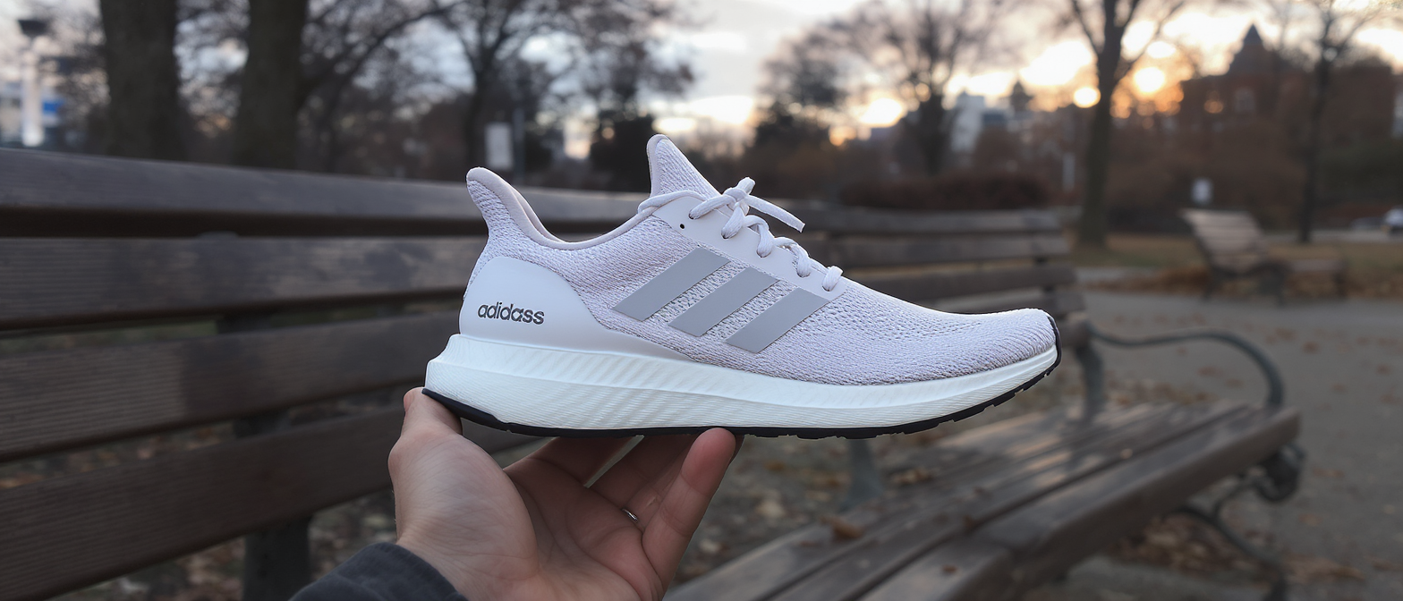 d&eacute;couvrez comment la l&eacute;g&egrave;ret&eacute; des baskets devient le nouvel atout d'adidas, aidant le g&eacute;ant du sport &agrave; se r&eacute;inventer et &agrave; dynamiser sa croissance dans un march&eacute; en pleine &eacute;volution.