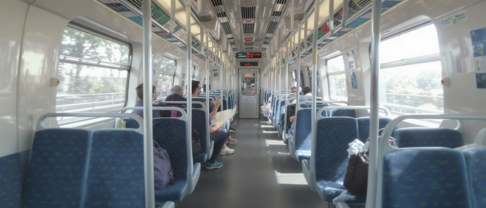 face à la canicule en île-de-france, les usagers désertent le métro, les bus et le rer en raison d'une climatisation insuffisante, impactant fortement les transports en commun.