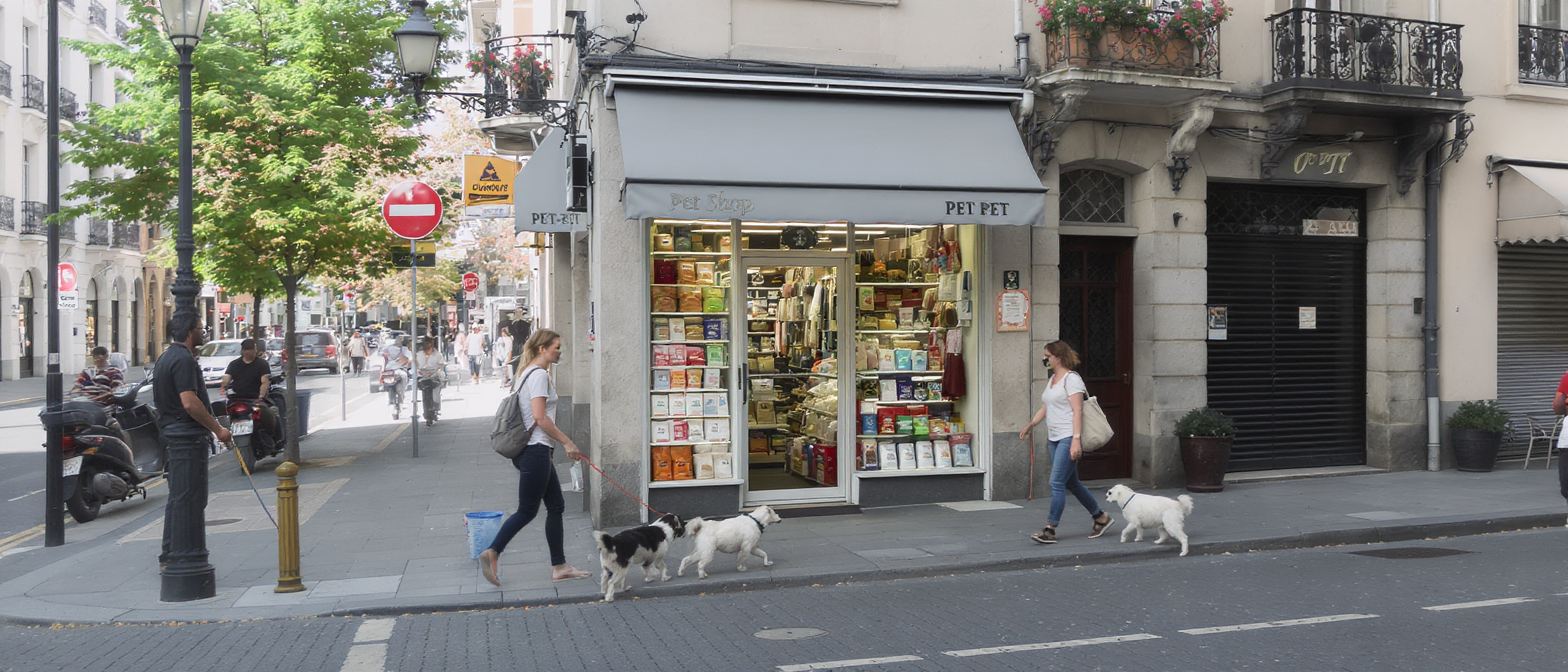 maxi zoo, pionnier des boutiques pour animaux en europe, s'implante en centres-villes pour &ecirc;tre au plus proche des citadins et leurs compagnons.