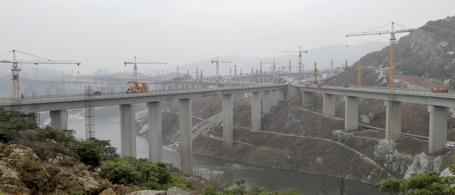 découvrez comment l’essor rapide des ponts et autoroutes au guizhou, moteur du développement chinois, se heurte aujourd’hui à une crise majeure liée à l’endettement.