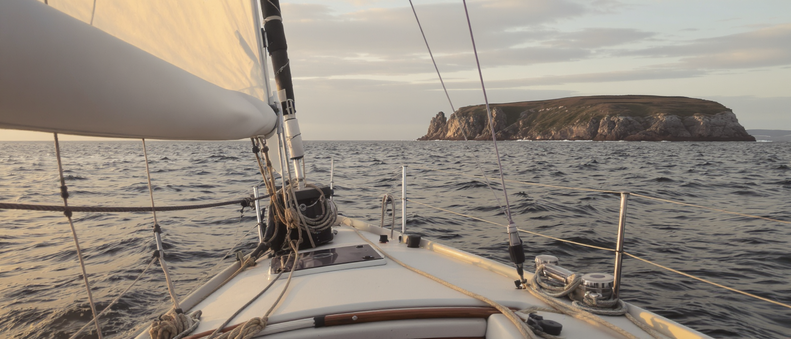 d&eacute;couvrez les &icirc;les bretonnes &agrave; la voile, une aventure &eacute;cologique et paisible qui vous invite &agrave; la s&eacute;r&eacute;nit&eacute; au c&oelig;ur de paysages pr&eacute;serv&eacute;s et d'une nature authentique.