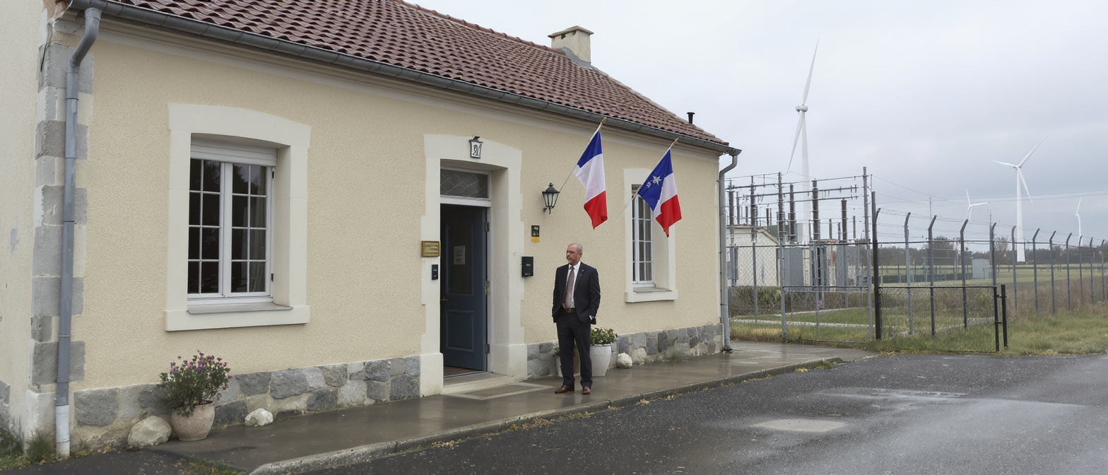 en beauce, un maire envisage de d&eacute;missionner pour protester contre un projet controvers&eacute; de stockage d&rsquo;&eacute;nergie par batteries au lithium, soulevant des inqui&eacute;tudes environnementales et locales.