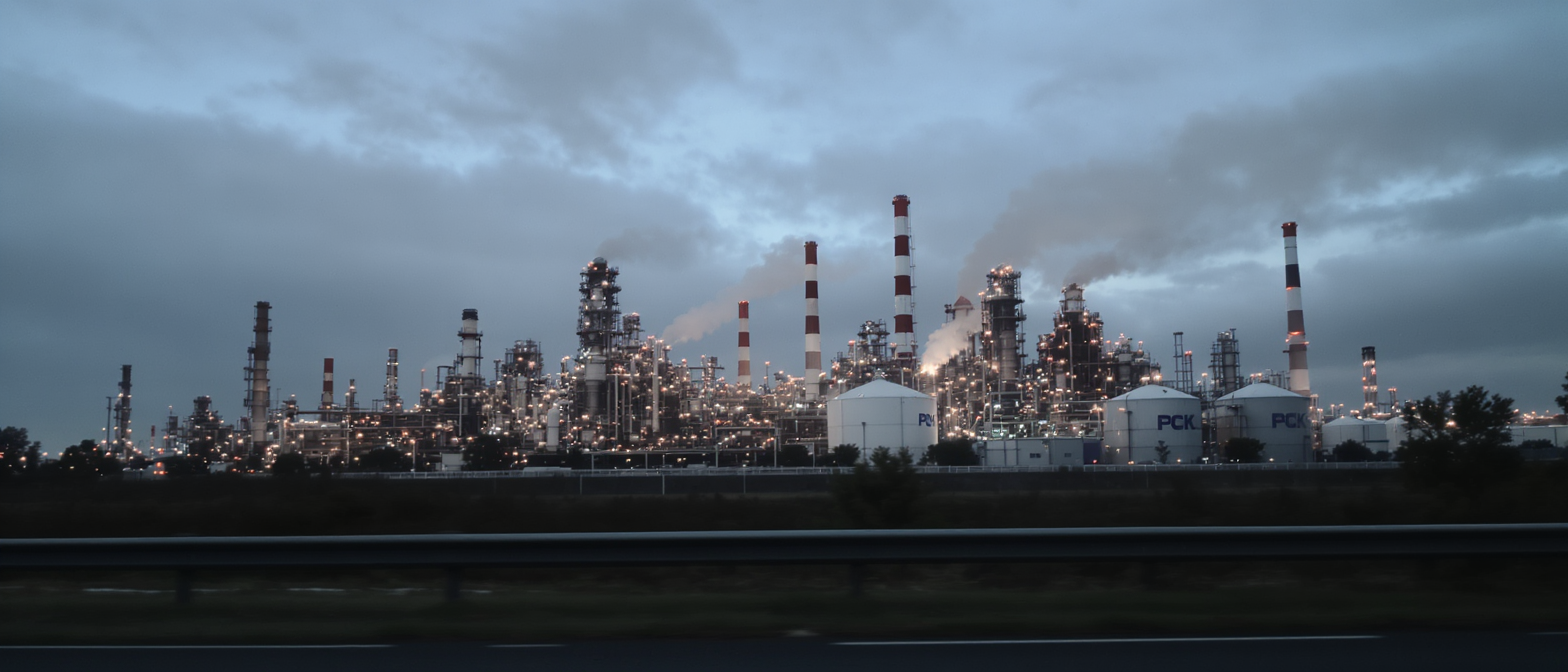 d&eacute;couvrez comment la raffinerie de schwedt en allemagne joue un r&ocirc;le crucial dans la r&eacute;duction de la d&eacute;pendance au p&eacute;trole russe, un enjeu strat&eacute;gique majeur pour l'avenir &eacute;nerg&eacute;tique du pays.