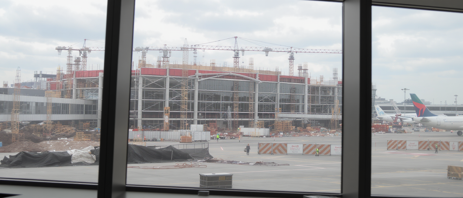 d&eacute;couvrez les avanc&eacute;es majeures du colossal chantier d&rsquo;agrandissement de l&rsquo;a&eacute;roport charles-de-gaulle, qui entre d&eacute;sormais dans sa phase finale pour am&eacute;liorer votre exp&eacute;rience de voyage.