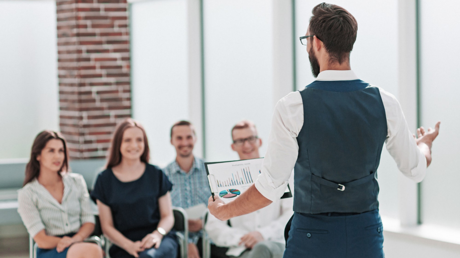 Comparaison entre coaching de manager interne et coaching externe : que choisir ?